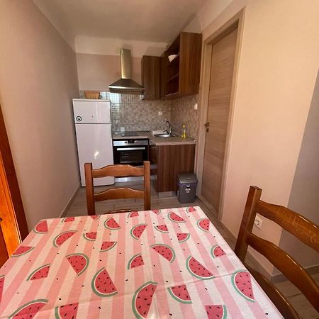 Crveni Apartman เซรส ภายนอก รูปภาพ