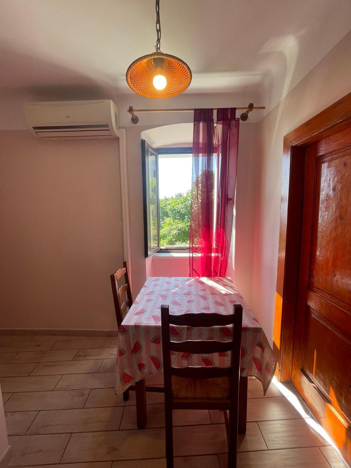 Crveni Apartman เซรส ภายนอก รูปภาพ