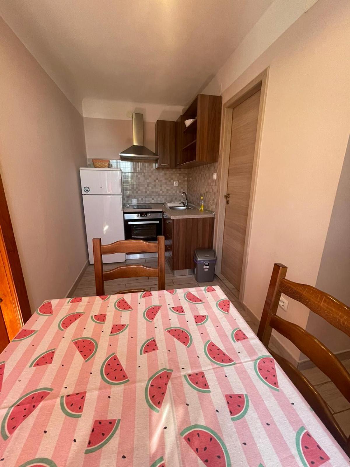 Crveni Apartman เซรส ภายนอก รูปภาพ