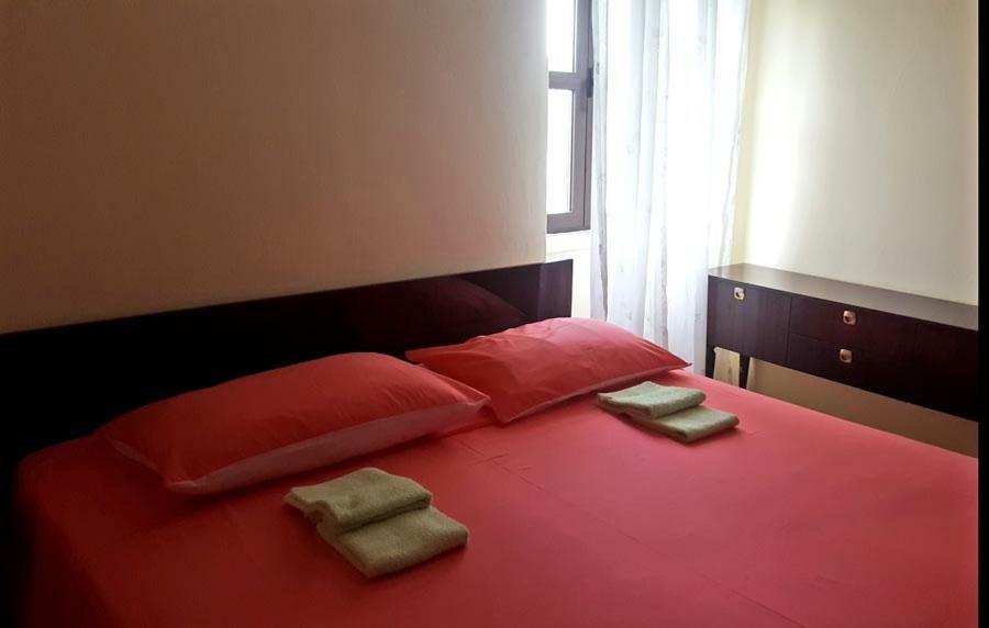 Crveni Apartman เซรส ภายนอก รูปภาพ